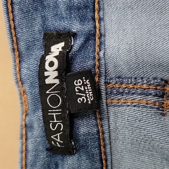 FashionNova Size 3 Distressed Medium Wash Skinny Jeans, Gently Used Condition - Picture 9 of 15